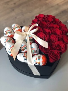 Коробка-сердце с красными розами и Kinder Surprise