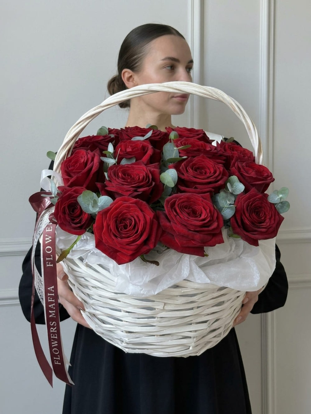 21 роза в корзине