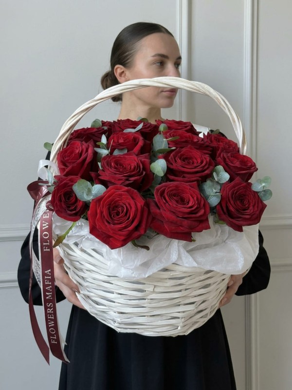 21 роза в корзине