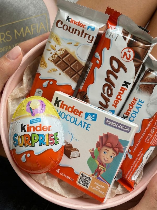 podarochnyy-boks-kinder-v-rozovoy-korobke