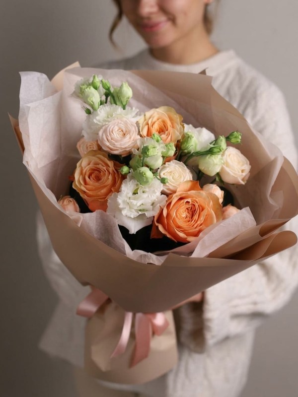 Сборный букет в персиково-кремовой гамме