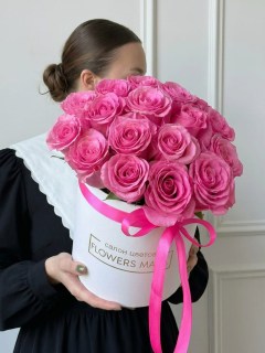Шляпная коробка с 17 малиновыми розами