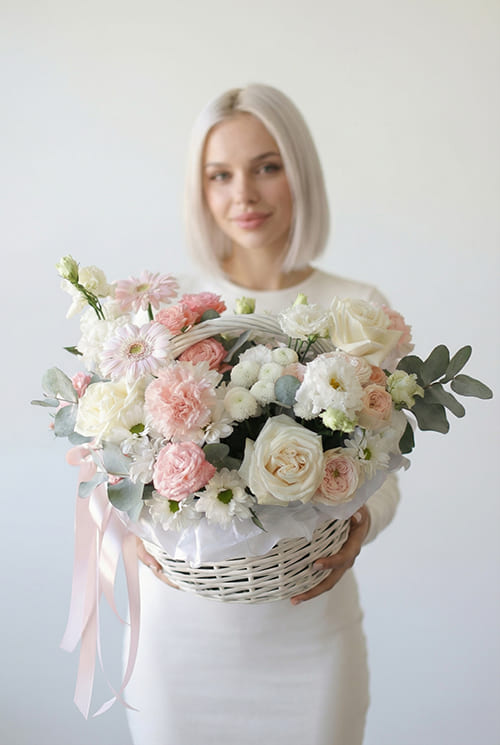 Цветы в корзине